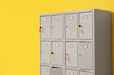 Sarı duvarın yanındaki modern dolap.