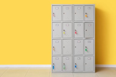 Sarı duvarın yanındaki modern dolap.