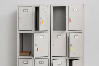 Işık duvarının yanındaki modern dolap