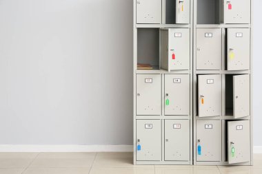 Işık duvarının yanındaki modern dolap