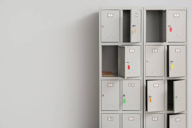 Işık duvarının yanındaki modern dolap