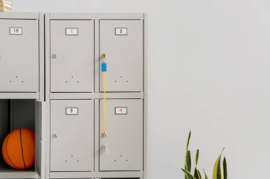 Soyunma odasında spor malzemeleriyle dolap.