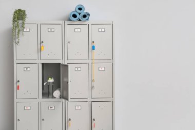 Soyunma odasında spor malzemeleriyle dolap.