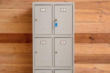 Ahşap duvarın yanındaki modern dolap.