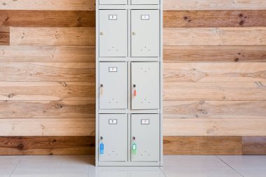 Ahşap duvarın yanındaki modern dolap.