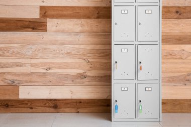 Ahşap duvarın yanındaki modern dolap.