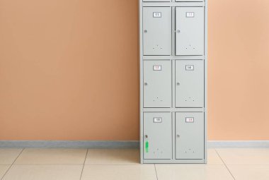 Renkli duvarın yanındaki modern dolap