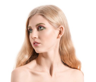 Beyaz arka planda olağandışı kaşları olan güzel bir kız.