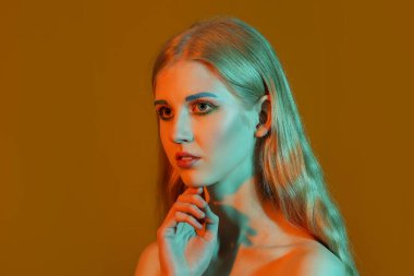 Renkli arka planda sıra dışı kaşları olan güzel bir kız.