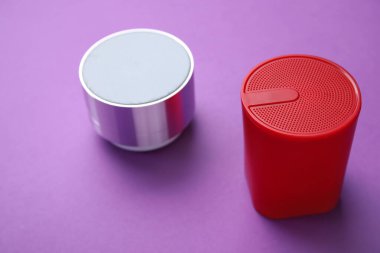 Mor zemin üzerinde modern kablosuz taşınabilir hoparlörler