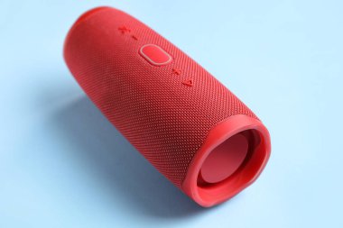 Mavi arkaplanda modern kablosuz taşınabilir hoparlör