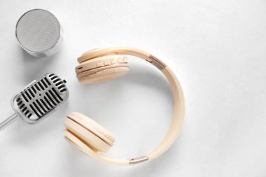 Kablosuz taşınabilir hoparlör, kulaklık ve mikrofon.