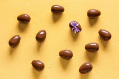 Paskalya yumurtaları renk arka planına saçılmış.