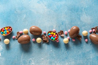 Farklı renkte paskalya yumurtaları ve şekerler.