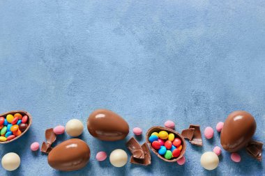 Farklı renkte paskalya yumurtaları ve şekerler.