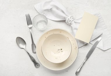 Açık arkaplanda boş kartı olan şık masa ayarları