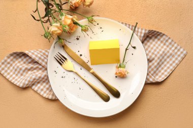 Boş kartı ve renk arkaplanı üzerinde gülleri olan şık masa ayarları