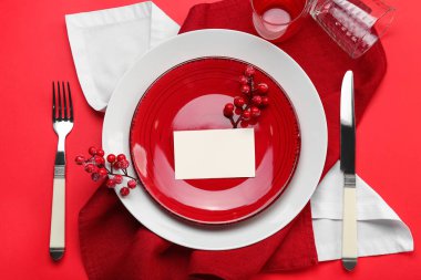 Kırmızı arkaplanda boş kartı olan şık masa ayarları