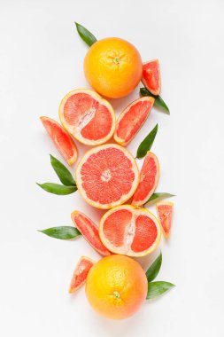 Beyaz arkaplanda taze greyfurt parçaları