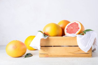 Hafif arka planda lezzetli greyfurtlu bir kutu.