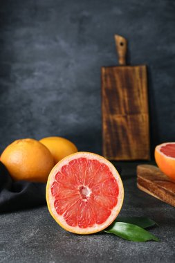 Koyu arkaplanda lezzetli bir greyfurt.
