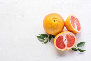 Açık arkaplanda lezzetli bir greyfurt.