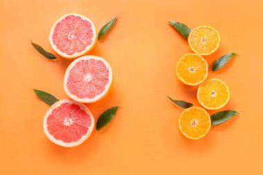 Taze portakal ve arkaplanda greyfurt dilimleri