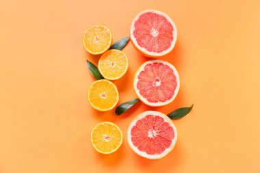 Taze portakal ve arkaplanda greyfurt dilimleri