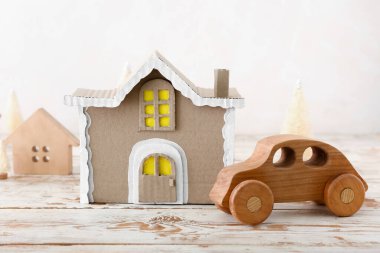 Ahşap masada, arka planda el yapımı oyuncaklar.