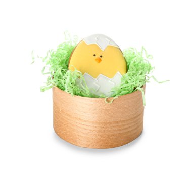 Paskalya kurabiyesi şeklinde ahşap kutu ve arka planda tavuk.