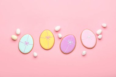 Renkli arkaplanda Paskalya kurabiyesi ve bıldırcın yumurtası kompozisyonu