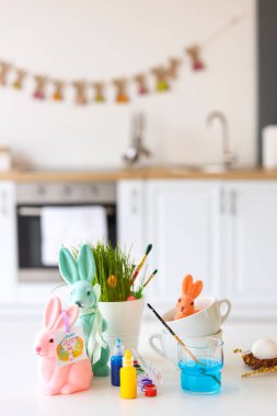 Paskalya dekoru ve mutfaktaki masa boyaları.