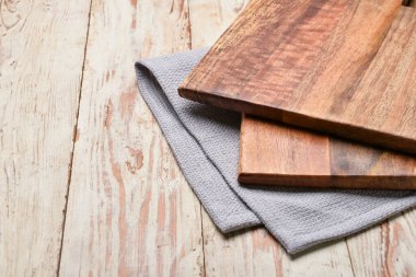 ahşap zemin üzerinde kesme tahtası