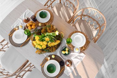 Paskalya dekoru olan şenlikli masa ayarı