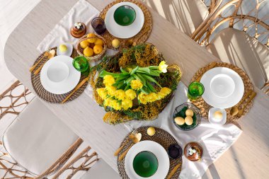 Paskalya dekoru olan şenlikli masa ayarı