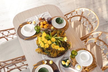 Paskalya dekorlu şenlikli masa ayarları