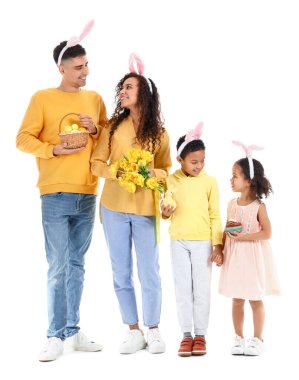 Paskalya yumurtalı, pastalı, tavşanlı ve laleli mutlu aile