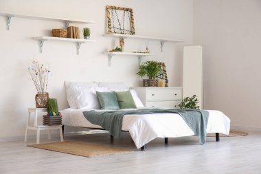 Merdiven, klozet ve Paskalya yumurtalarıyla aydınlık yatak odasının içi