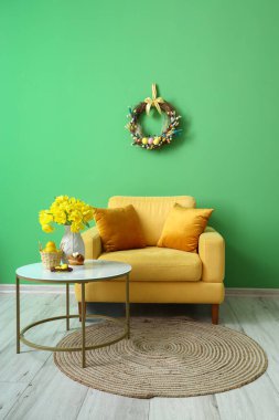 Rahat bir koltuk ve güzel bir paskalya dekoru.