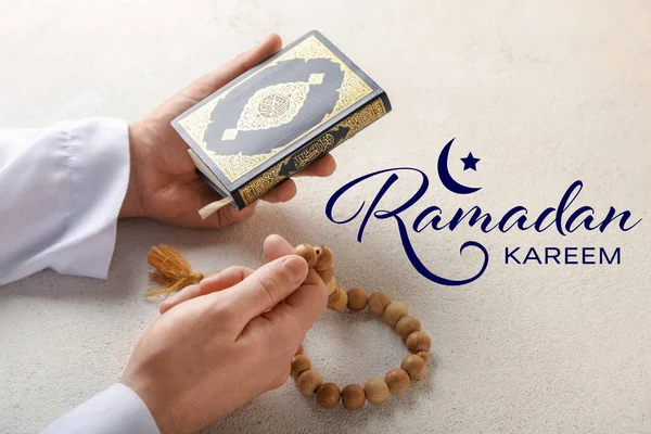 Üdvözlőlap Ramadán Imádkozó Muszlim Férfi — Stock Fotó