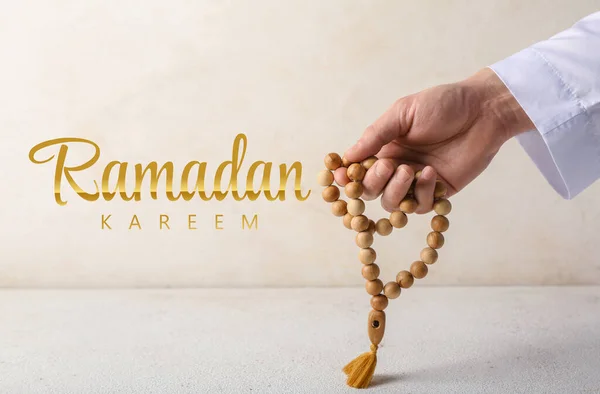 Поздравительная Открытка Рамадана Мужчиной Мусульманином Держащим Четки — стоковое фото