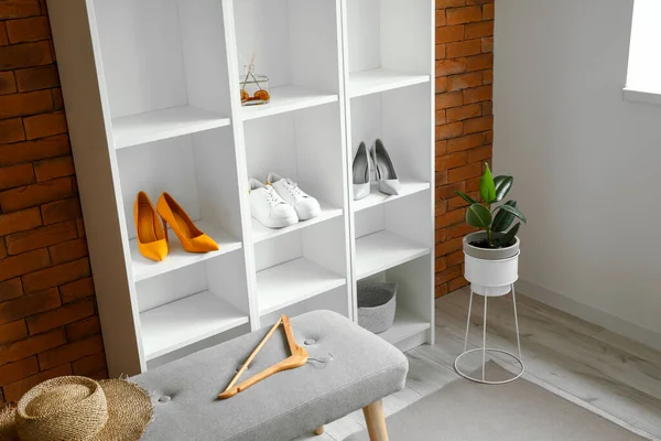 Unidade Prateleira Com Sapatos Interior Sala — Fotografia de Stock