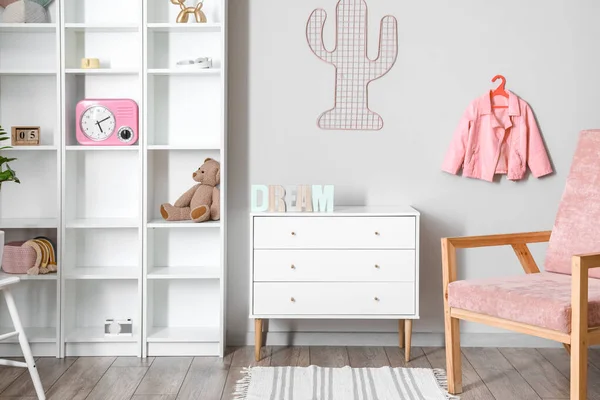 Interieur Van Lichte Kinderkamer Met Grote Kast Ladekast — Stockfoto