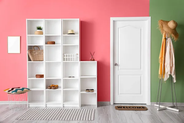 Gran Estantería Con Decoración Cerca Pared Color Rosa Pasillo — Foto de Stock