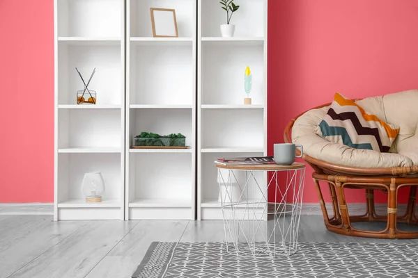 Büyük raf ünitesi ve koltuğu olan şık bir oda.