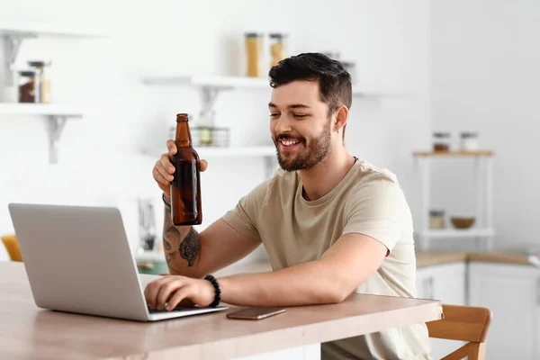 Young Bearded Man Bottle Beer Using Laptop Kitchen — Stock Photo, Image