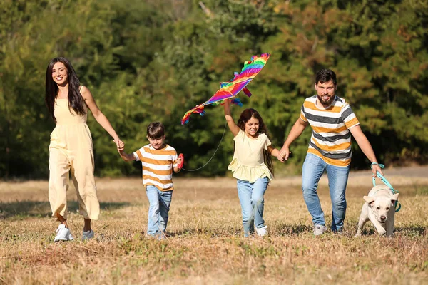 Familia Feliz Con Lindo Perro Cometa Corriendo Aire Libre —  Fotos de Stock