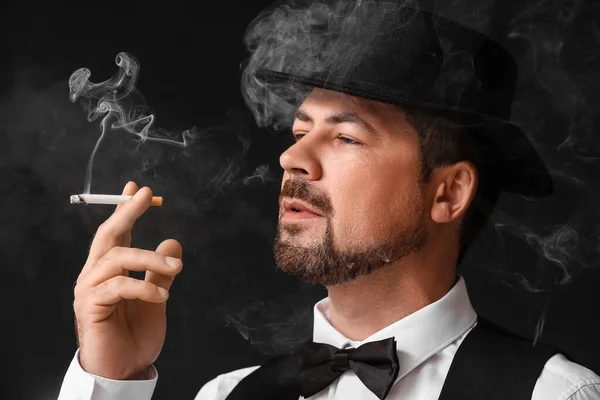 Rokende Man Zwarte Achtergrond — Stockfoto