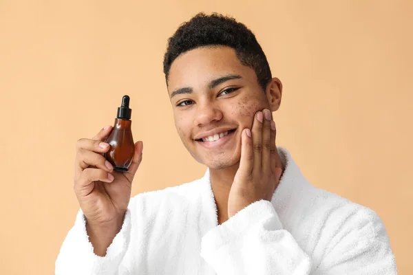 Young African American Guy Serum Skin Care Color Background — Stock Photo, Image