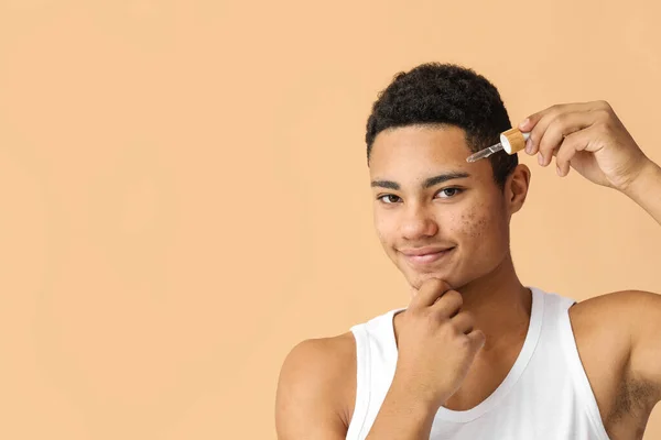 Young African American Guy Serum Skin Care Color Background — Stock Photo, Image